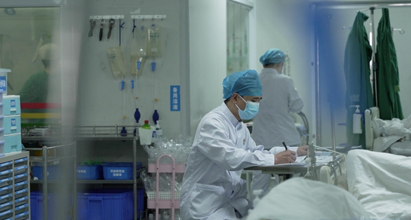 重慶兩江新區(qū)人民醫(yī)院“男護聯(lián)盟”負責(zé)人周陳涔在工作中。重慶兩江新區(qū)人民醫(yī)院供圖