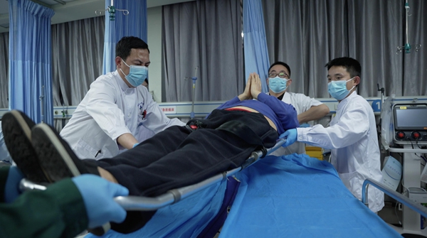 工作中的男護士。重慶兩江新區(qū)人民醫(yī)院供圖