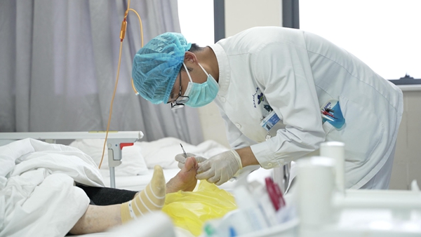 工作中的男護士。重慶兩江新區(qū)人民醫(yī)院供圖