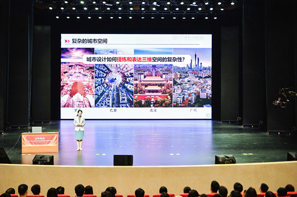 梁思思正在授課。重慶工商大學(xué)供圖