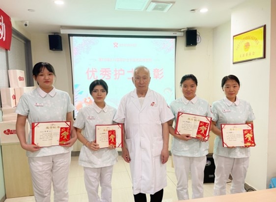 教授常正為優(yōu)秀護(hù)士頒獎(jiǎng)。重慶圣佑肛腸醫(yī)院供圖