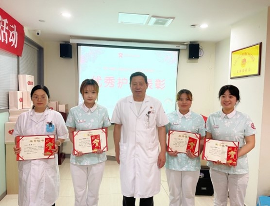 教授黃顯凱為優(yōu)秀護(hù)士頒獎(jiǎng)。重慶圣佑肛腸醫(yī)院供圖