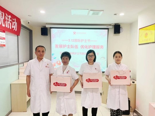 院長(zhǎng)張國(guó)順為護(hù)理人員送上節(jié)日禮品。重慶圣佑肛腸醫(yī)院供圖