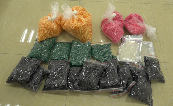 警方查獲的部分減肥膠囊。重慶市公安局打假總隊(duì)供圖