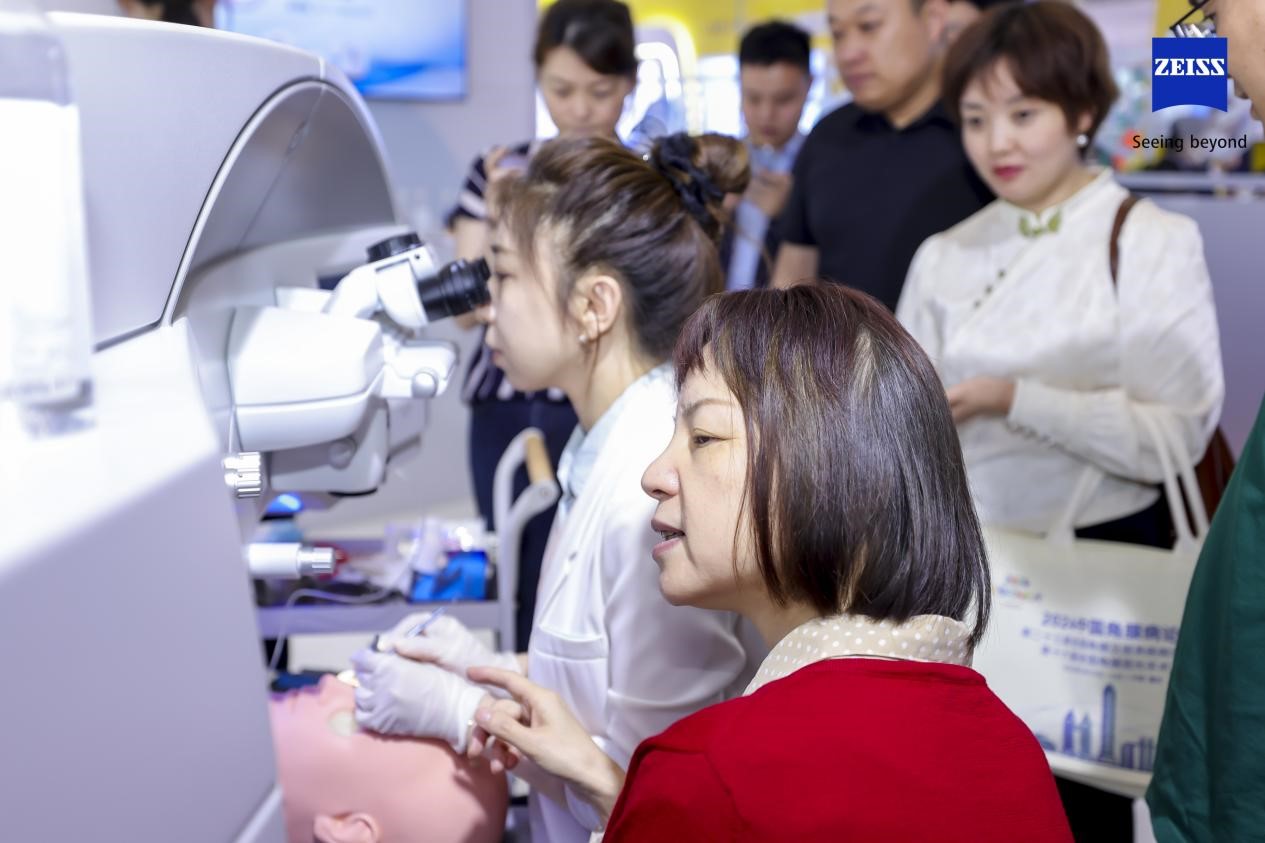 汪紅帶教現(xiàn)場(chǎng)。重慶華廈眼科醫(yī)院供圖