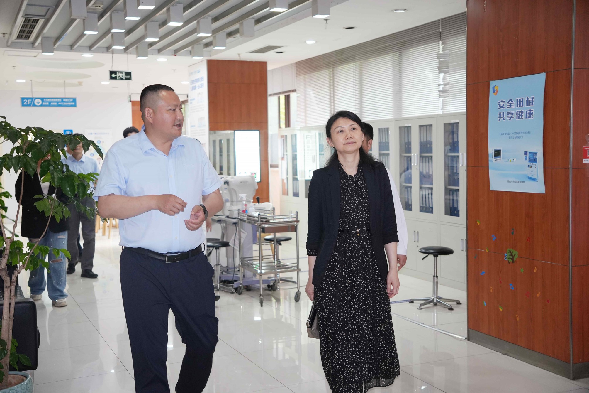 廖萱一行參觀醫(yī)院。重慶普瑞眼科醫(yī)院供圖