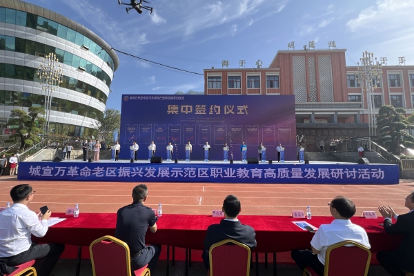 集中簽約儀式。陳海東攝