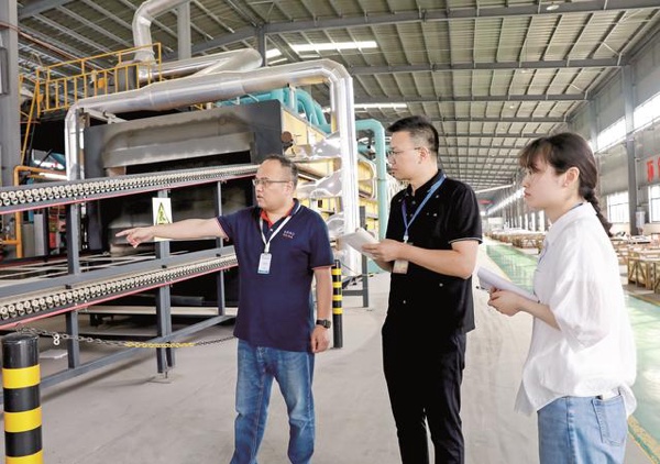 工作人員在企業(yè)生產(chǎn)車間，走訪了解企業(yè)發(fā)展情況。華鎣市融媒體中心供圖