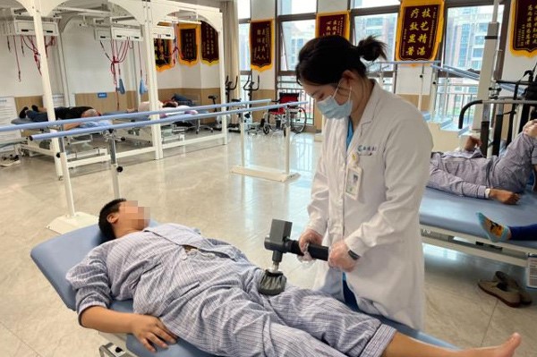 醫(yī)護人員幫助王阿姨進行康復治療。重慶西區(qū)醫(yī)院供圖