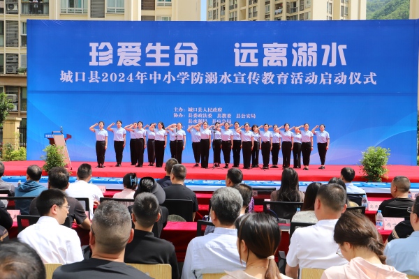 教師代表宣誓。城口縣教委供圖