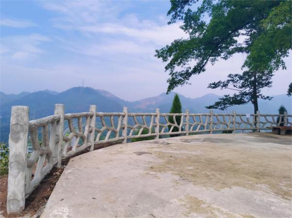 巴南：陡坡壩子變觀景打卡點 加裝護(hù)欄保安全