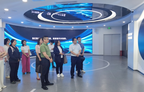 參觀智能網(wǎng)聯(lián)汽車中心。沙坪壩區(qū)交通局供圖