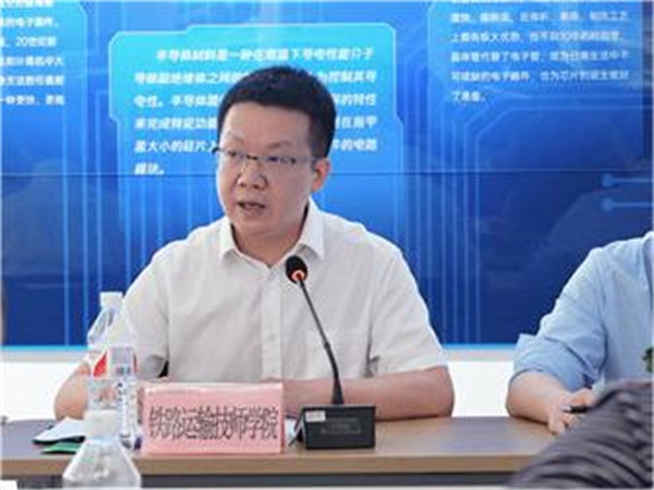 重慶鐵路運輸技師學(xué)院黨委書記盧軍介紹情況。重慶鐵路運輸技師學(xué)院供圖