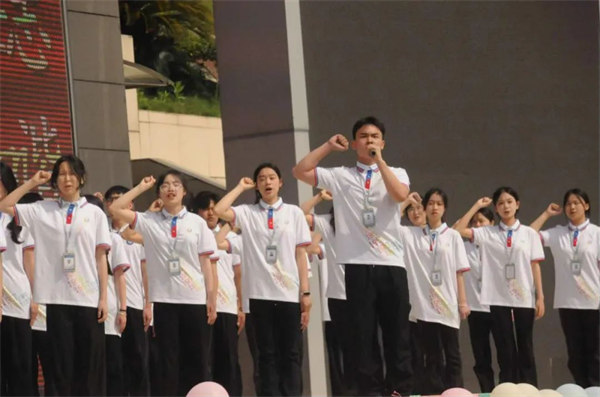 莊嚴(yán)宣誓。重慶工貿(mào)技師學(xué)院供圖