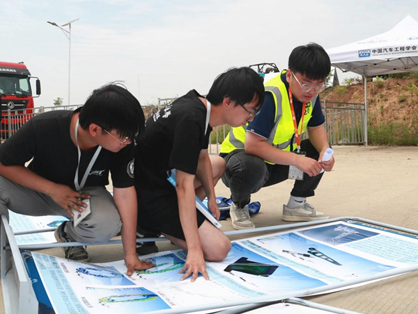 制動(dòng)組成員向裁判介紹制動(dòng)設(shè)計(jì)。重慶理工大學(xué)供圖