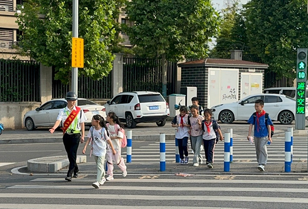 重慶萬科觀承“安全護學崗”護送兒童上下學。萬科物業(yè)供圖