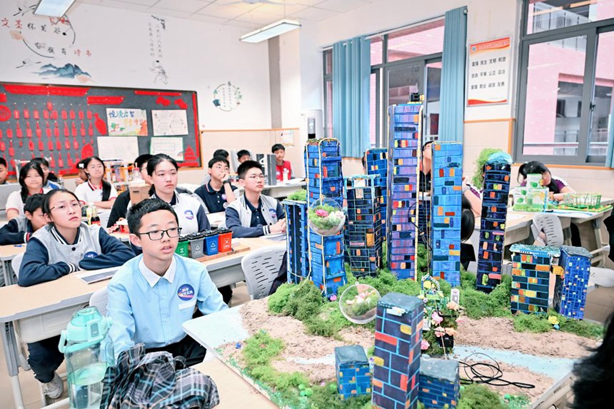 選手展示作品。主辦方供圖