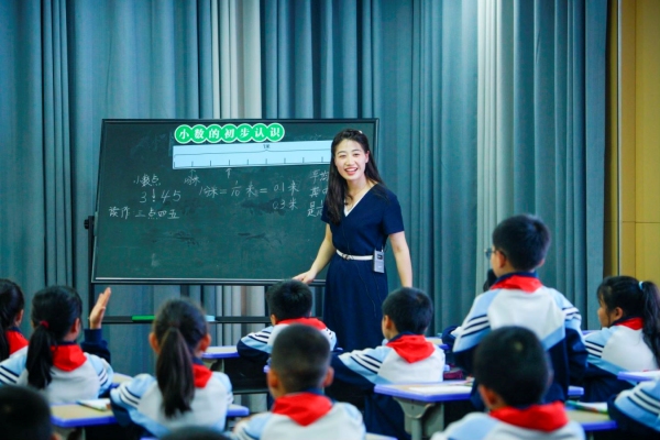 陳曉賀執(zhí)教《小數(shù)的初步認(rèn)識(shí)》。重慶兩江新區(qū)金山學(xué)校供圖