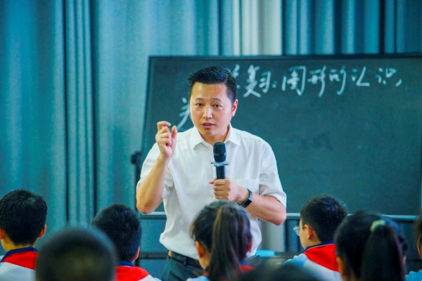 羅建華執(zhí)教《幾何圖形的復(fù)習(xí)》。重慶兩江新區(qū)金山學(xué)校供圖