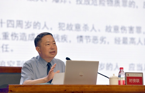 時(shí)俠聯(lián)授課。重慶八中供圖