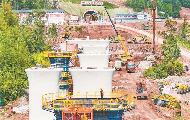 4月12日，成渝中線高鐵大足段施工現(xiàn)場，工人正在加緊施工。記者 齊嵐森 攝/視覺重慶