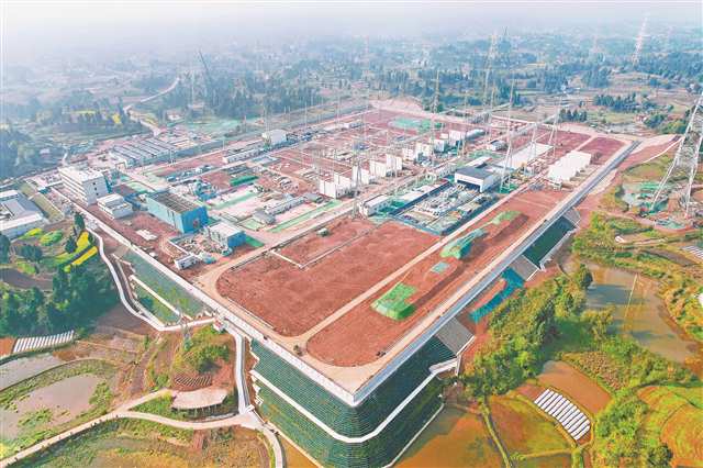 川渝1000千伏特高壓交流工程銅梁變電站施工現(xiàn)場。（受訪者供圖）