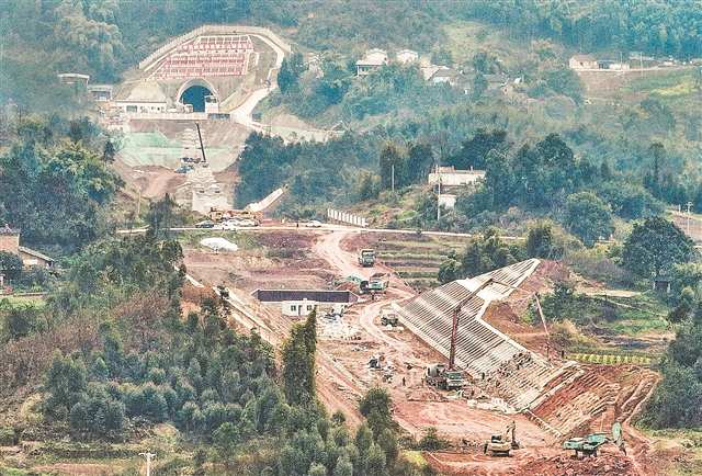 2月27日，成渝中線高鐵施工現(xiàn)場，工人正在加緊作業(yè)。首席記者 龍帆 攝/視覺重慶