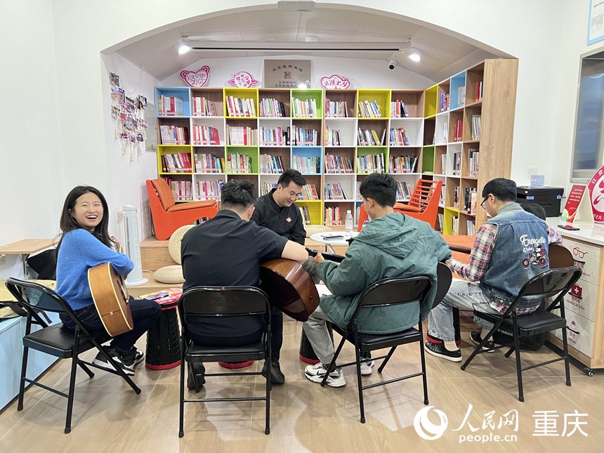 觀音橋街道九街新時代文明實踐市級示范點夜校，學(xué)員們正在學(xué)習(xí)吉他課。 人民網(wǎng)記者 胡虹攝