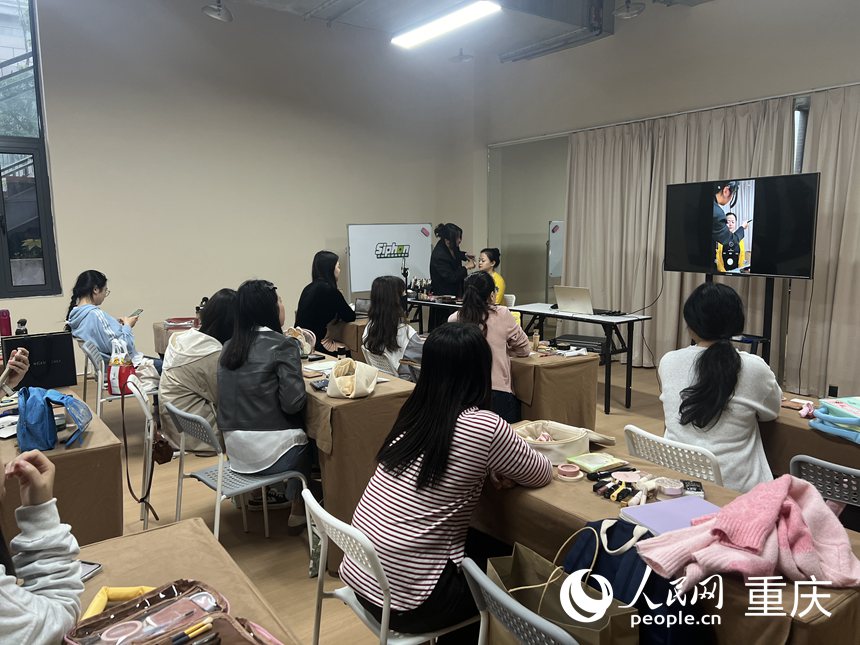北碚虹吸青年夜校的美妝課上，老師正在給學(xué)員們做示范。 人民網(wǎng)記者 胡虹攝