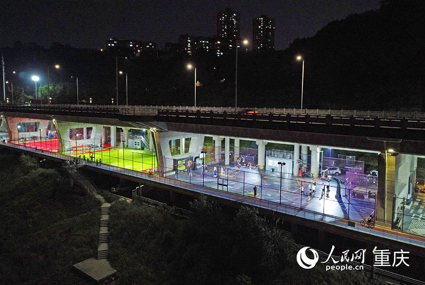 高架橋下被打造成適合各類運(yùn)動(dòng)的空間。人民網(wǎng)記者 劉祎攝