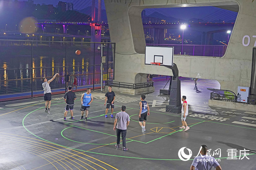 橋下運(yùn)動(dòng)場(chǎng)所深受市民喜愛(ài)。人民網(wǎng)記者 馮文彥攝