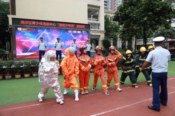 學生體驗消防服。南岸區(qū)青少年活動中心供圖