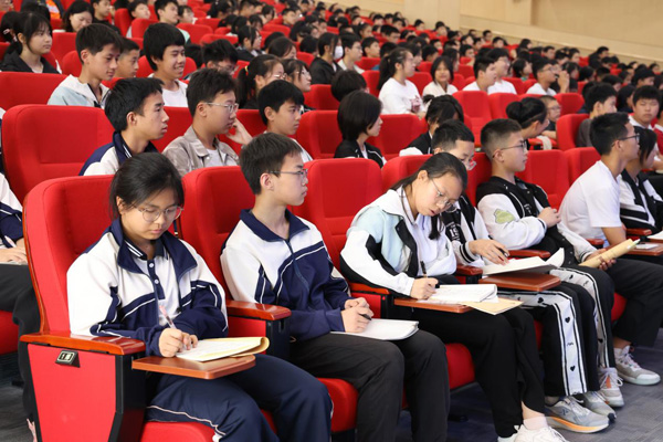 學(xué)生聚精會神聆聽。明遠未來學(xué)校供圖