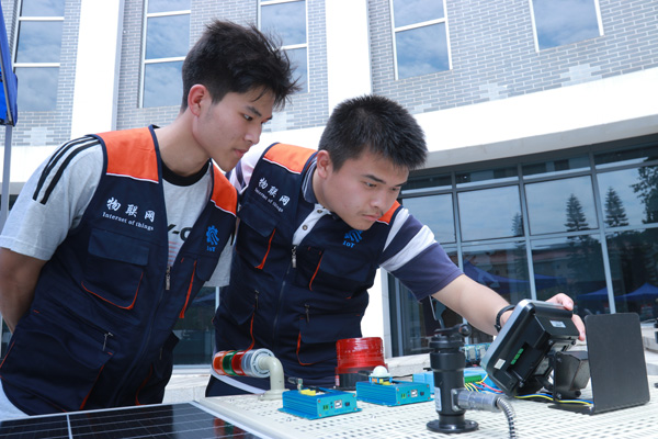 智慧物聯(lián)數(shù)據(jù)采集展示。戚馨月攝