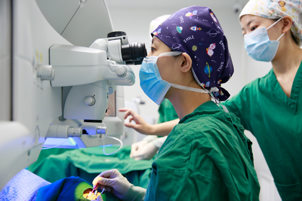 鄭霄為病人做手術(shù)。華廈渝州眼科醫(yī)院供圖