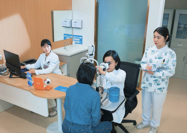 鄭霄坐診。華廈渝州眼科醫(yī)院供圖