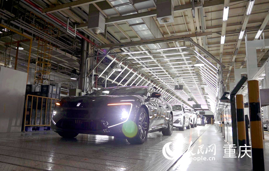 待檢測(cè)車(chē)輛排成一行。人民網(wǎng)記者 劉祎攝