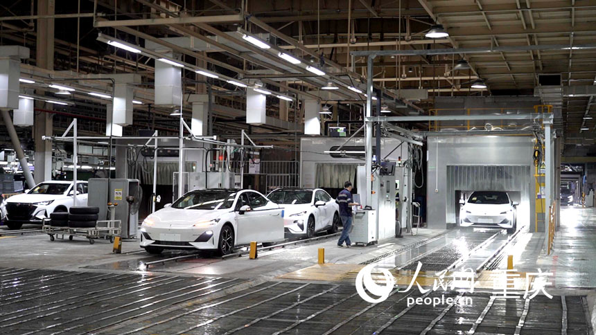 車(chē)輛進(jìn)行淋雨試驗(yàn)。人民網(wǎng)記者 劉祎攝