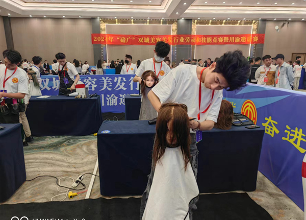 美發(fā)競(jìng)賽現(xiàn)場(chǎng)。北碚區(qū)總工會(huì)供圖