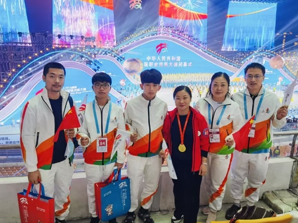 謝玲莉（右三）參加全國職業(yè)技能大賽。（受訪者供圖）