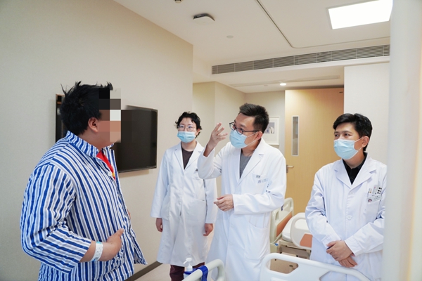 醫(yī)生和小陳溝通病情。重慶南坪愛爾眼科醫(yī)院供圖