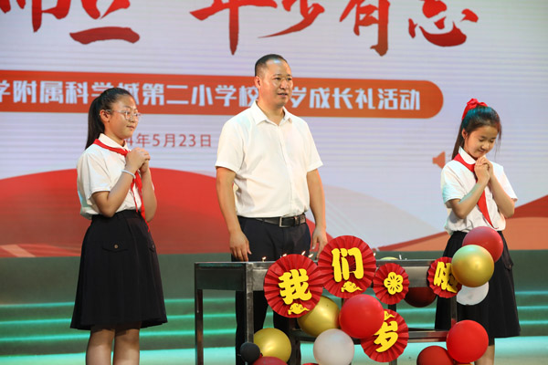 全體學(xué)生共同許下生日愿望。重師附二小供圖