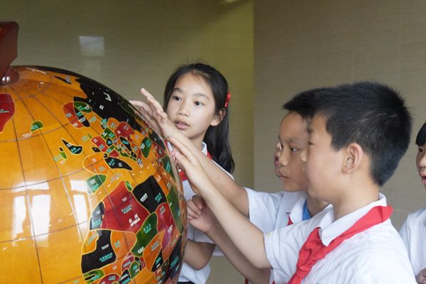 學(xué)生參觀地質(zhì)館。重師附二小供圖