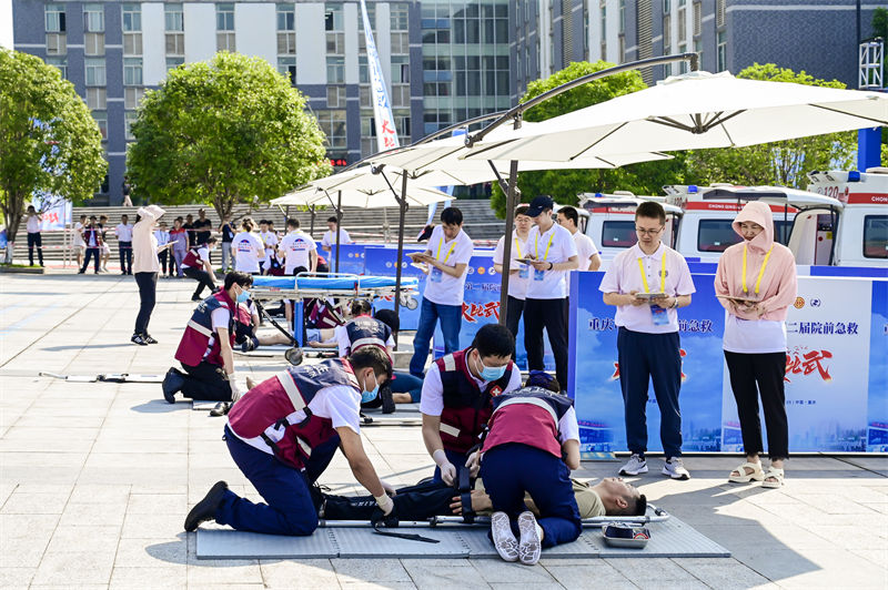 模擬傷病員轉(zhuǎn)運。（重醫(yī)附二院供圖）