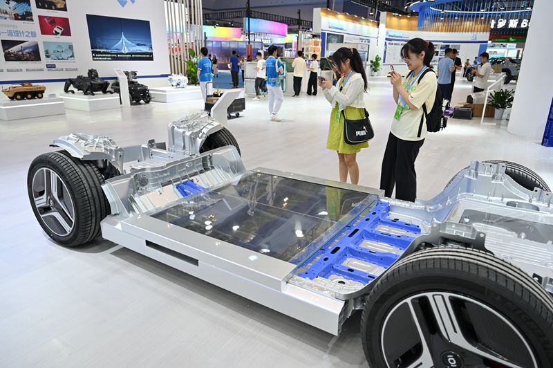 游客對展出產(chǎn)品進行拍照打卡。 鄒樂攝