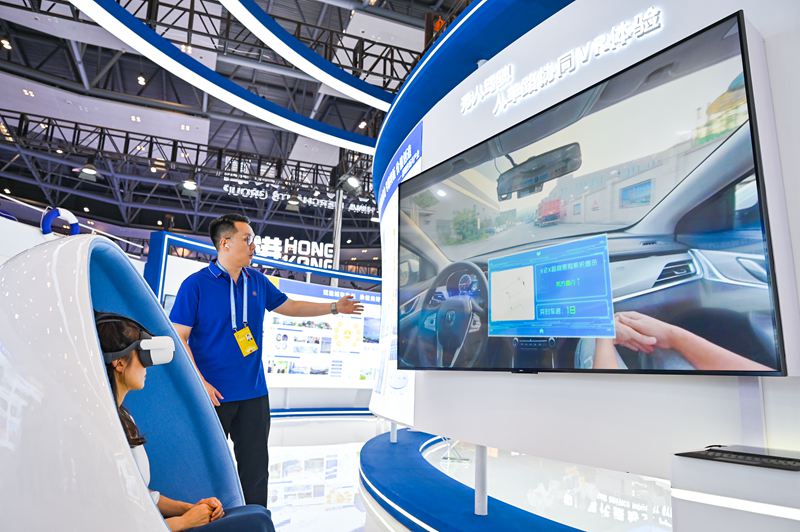在中央大廳招商局集團展區(qū)，觀眾VR體驗無人駕駛與車路協(xié)同。 鄒樂攝