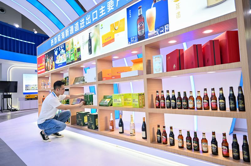 工作人員對陸海優(yōu)品展臺進行整理。 鄒樂攝