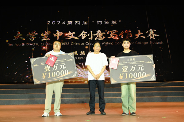 三等獎獲得者李航(右)。重慶移通學(xué)院供圖