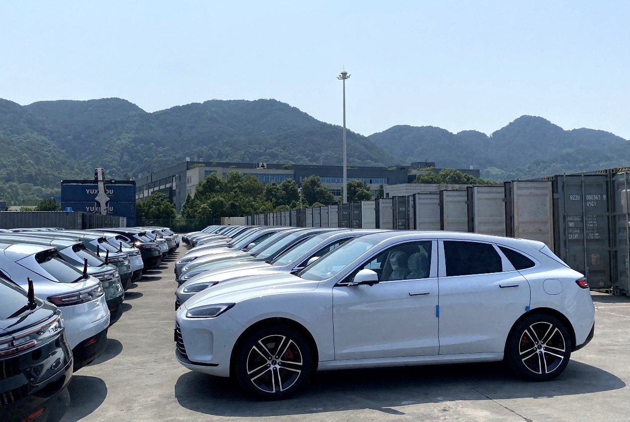 圖為位于重慶國際物流樞紐園區(qū)的重慶鐵路口岸。人民網(wǎng) 宋歌攝