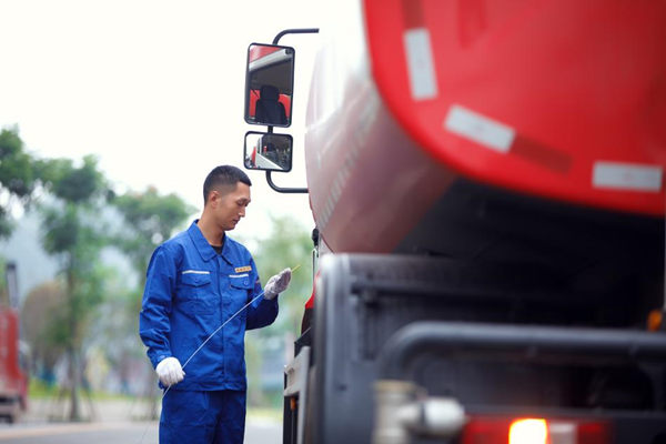 金科服務(wù)市政工作人員正在檢查車輛。金科服務(wù)供圖